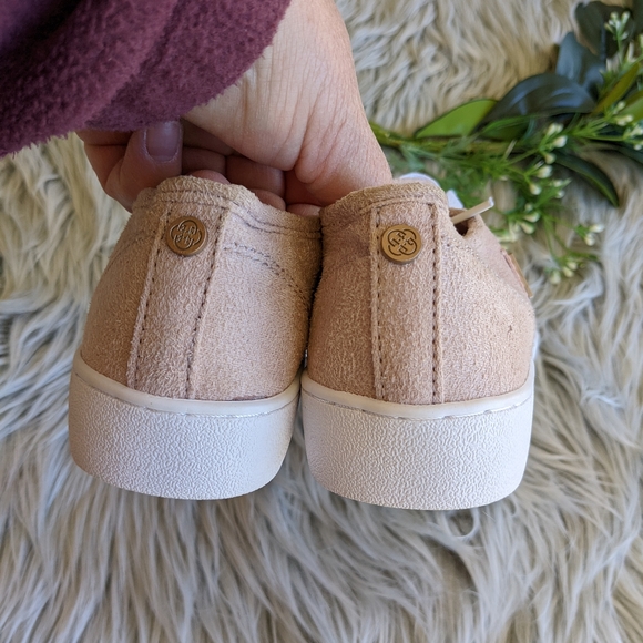 Daisy Fuentes Sneakers - Picture 6 of 11